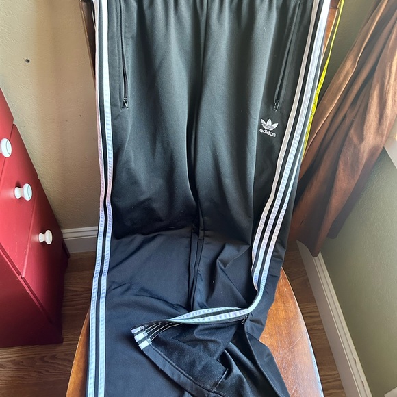 Classic 3 strip Adidas track pants - Picture 2 of 4